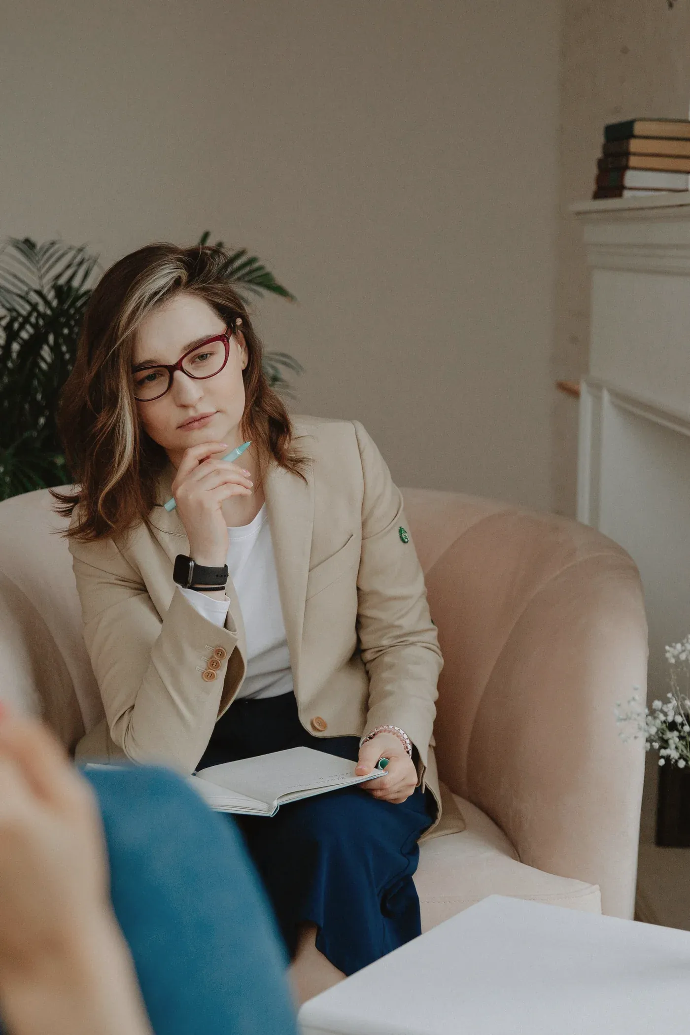 Une professionnelle écoute attentivement une femme pendant un échange